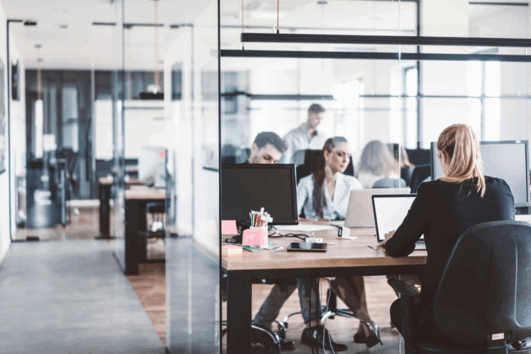 Lire la suite à propos de l’article Travail en bureaux partagés ? Libérez de l’espace avec un box de stockage !