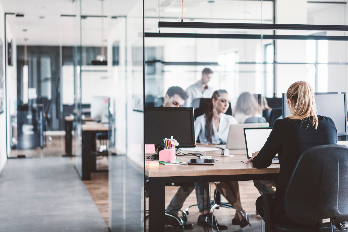 Lire la suite à propos de l’article Travail en bureaux partagés ? Libérez de l’espace avec un box de stockage !